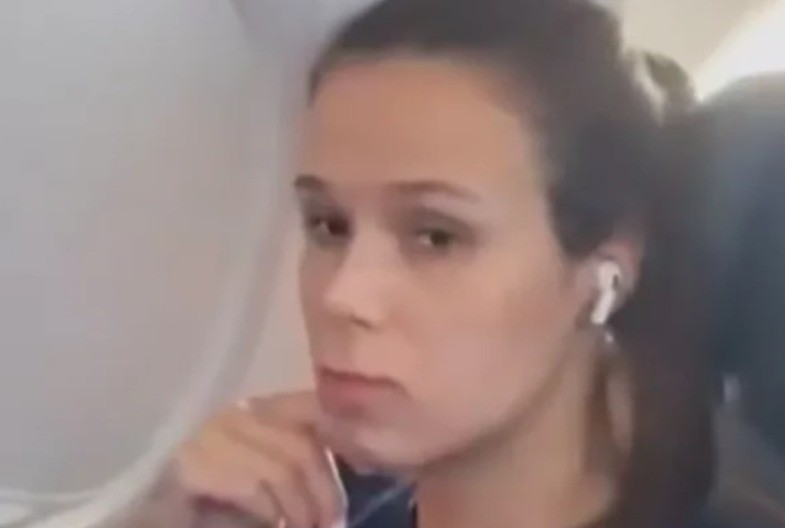 HOROR U AVIONU! Jedan običan let joj je UNIŠTIO ŽIVOT – postala je meta internet linča i DOBILA OTKAZ! (VIDEO)